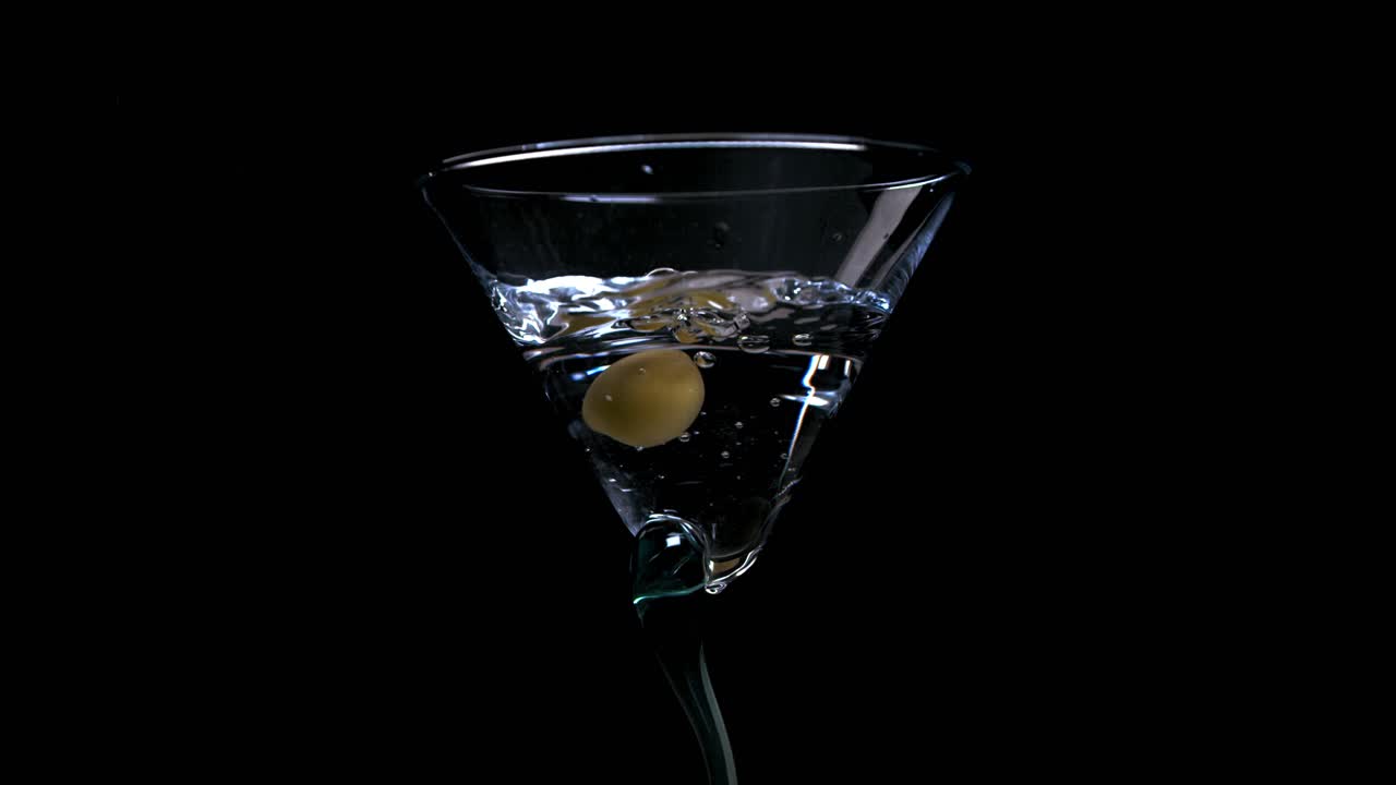 martini con salpicaduras de aceituna
