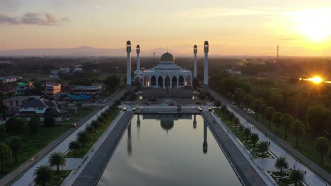 imágenes de drones de la mezquita central de songkhla al atardecer en songkhla