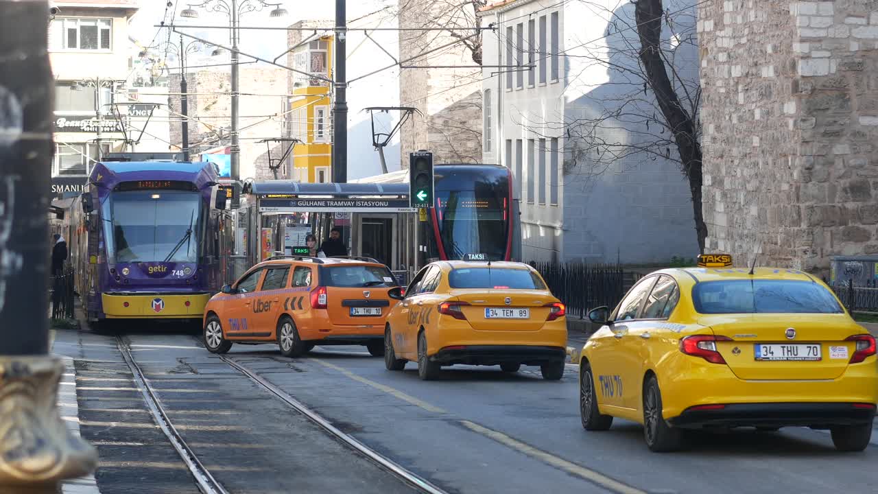 트램과 자동차와 함께 이스탄불 거리 장면