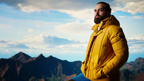 orgulloso explorador feliz sintiéndose satisfecho escalando el pico de la montaña