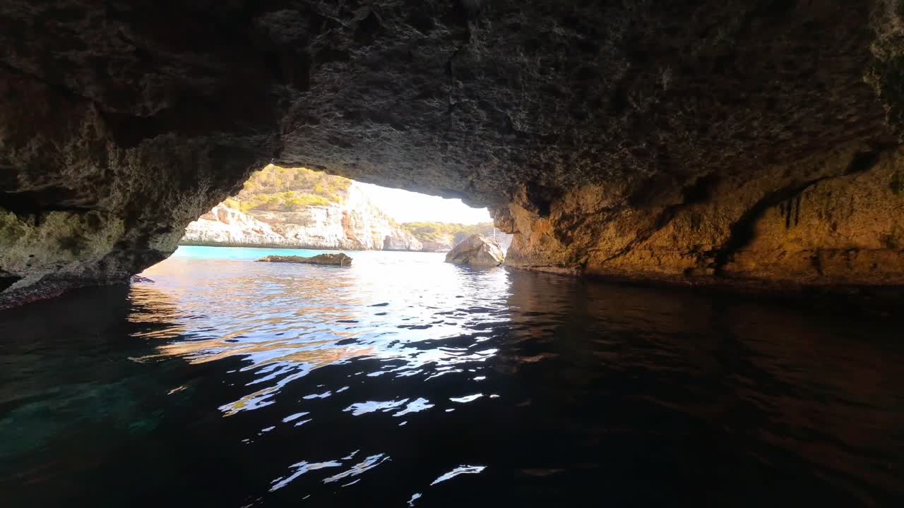 마요르카 해안의 동굴이 이렇게 생겼습니다.
