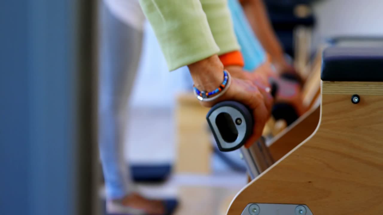 요가 센터에서 요가를 하는 고령 여성 4k