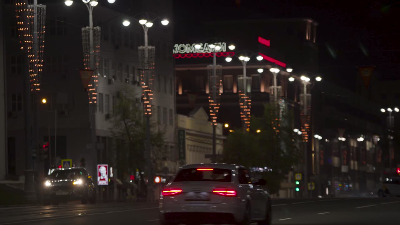 장식물 과 함께 밤 에 도시 거리