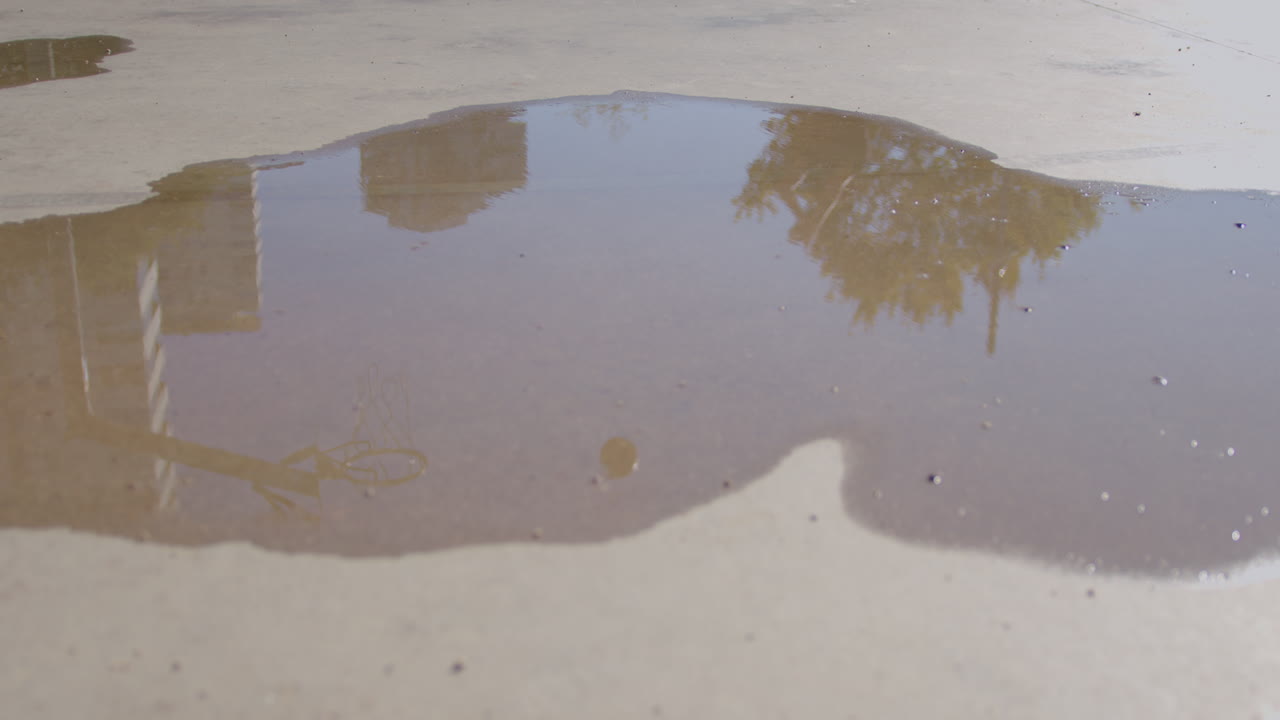 silueta de un hombre disparando una canasta