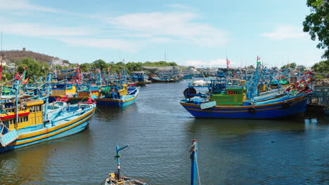 Ruhiger-Blauer-Mui-Ne-Strandhafen-Mit-Ruhigem-Wasser-Und-Bunten-Booten