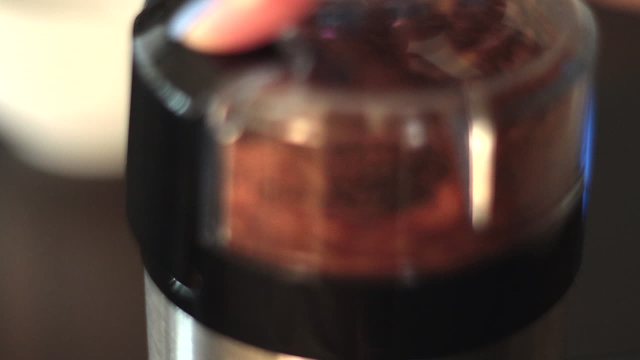 전기 그라인더로 커피콩을 갈아서