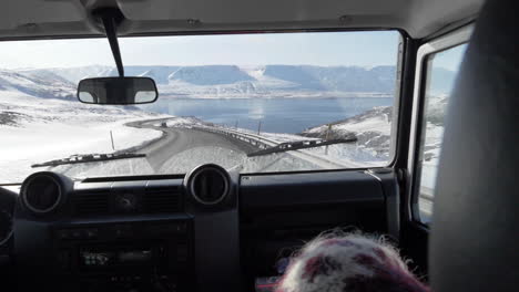 escénica carretera vacía en vista de islandia desde el coche en cámara lenta