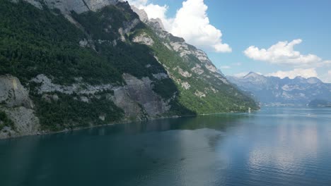 Wunderschöne-Postkarte,-Perfekte-Natürliche-Schönheit-Des-Sees-Und-Der-Berge-In-Der-Schweiz