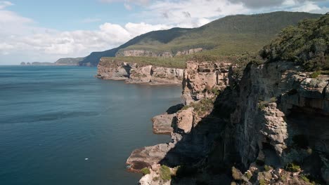 Drohnenaufnahme-Des-Tasman-Nationalparks-Mit-Ruhigem-Wasser-In-Tasmanien-Während-Des-Tages