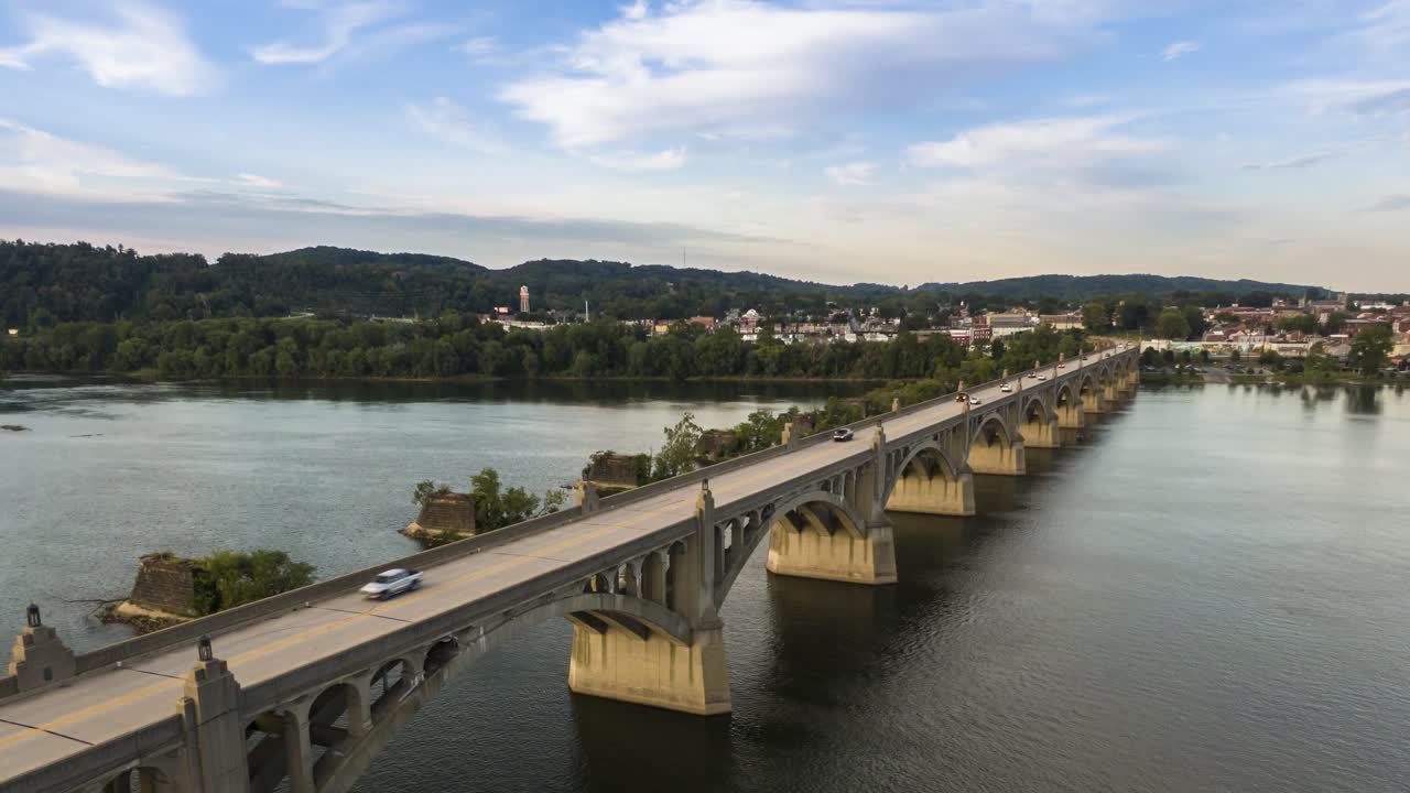 timelapse de hiperlapso aéreo del puente de cruce de tráfico que cruza el río susquehanna entre wrightsville, el condado de york y columbia, el condado de lancaster, pensilvania, drone dolly vista descendente hacia adelante