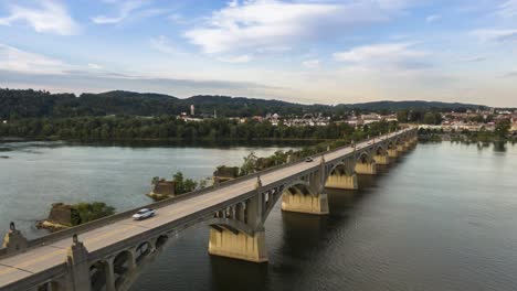 Timelapse-De-Hiperlapso-Aéreo-Del-Puente-De-Cruce-De-Tráfico-Que-Cruza-El-Río-Susquehanna-Entre-Wrightsville,-El-Condado-De-York-Y-Columbia,-El-Condado-De-Lancaster,-Pensilvania,-Drone-Dolly-Vista-Descendente-Hacia-Adelante