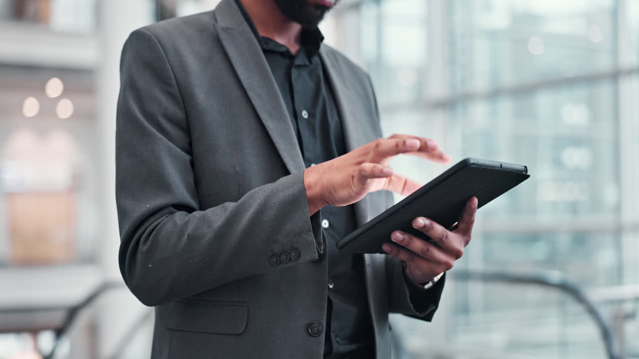 tableta de la compañía, manos y persona profesional