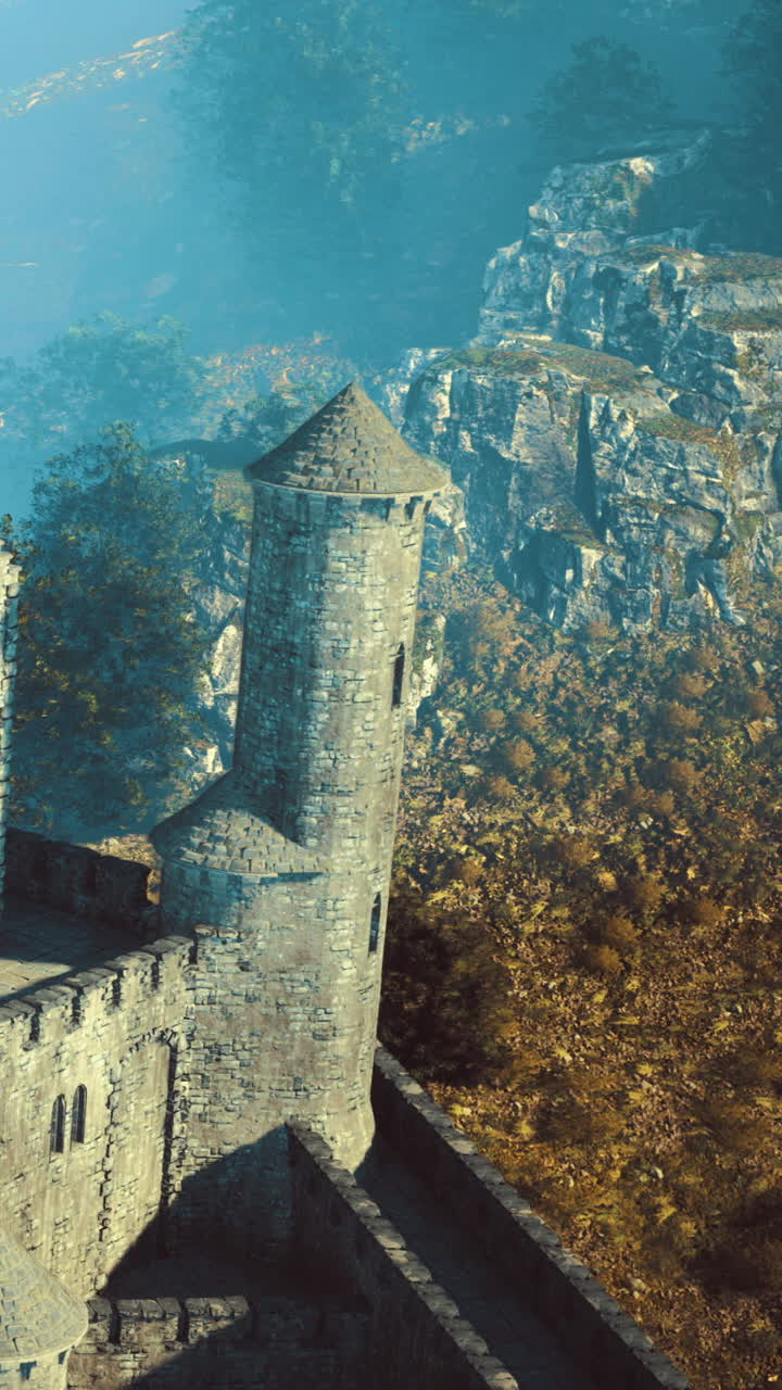 Maestosa torre del castello che si affaccia su scogliere frastagliate sotto un cielo nebbioso.
