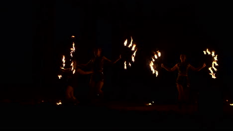 Grupo-De-Malabaristas-Del-Fuego.-La-Gente-Escupe-Fuego-En-Una-Actuación-Nocturna-Oscura-Al-Aire-Libre.