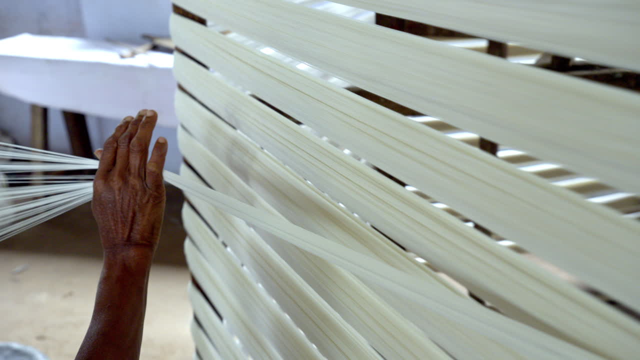 인도, 케랄라 의  ⁇ 드 ⁇  에서 섬유 가닥 을  ⁇ 는 전통적 인 기계