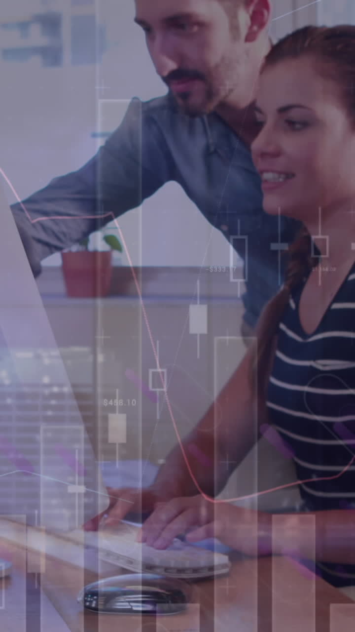 animación de diversos datos y reloj sobre mujeres y hombres caucásicos colegas que trabajan en la computadora