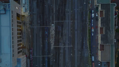 Von-Oben-Nach-Unten-Schwenkende-Aufnahmen-Eines-Zuges,-Der-Durch-Weichen-Auf-Eisenbahnschienen-Fährt.-Annäherung-An-Den-Hauptbahnhof.-Rom,-Italien