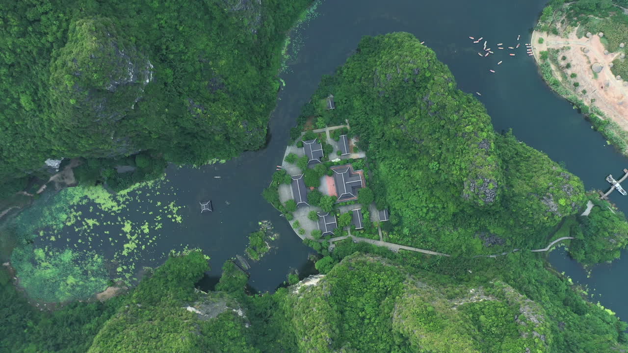 자연을 깊이 들여다보세요.