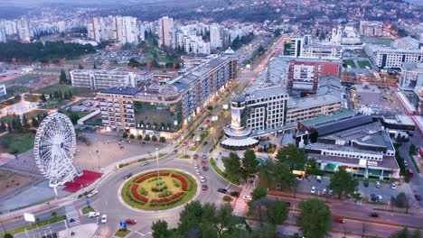 podgorica montenegro por la noche. paisaje urbano nocturno de la capital de un pequeño país de los balcanes, en el sureste de europa. tráfico en la rotonda en el centro residencial y comercial de la ciudad.