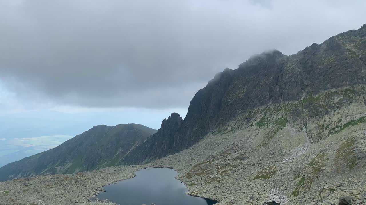 las hermosas montañas rocosas de hrubý vrch, tatry, eslovaquia - lapso de tiempo