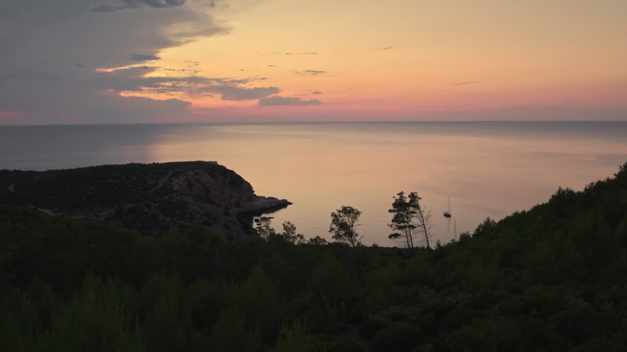 Riflessi crepuscolari dell'isola di Ibiza, barche in mare, scatto rivelatore da drone.