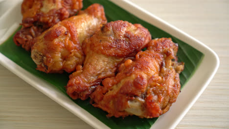 alitas de pollo fritas crujientes con salsa de pescado