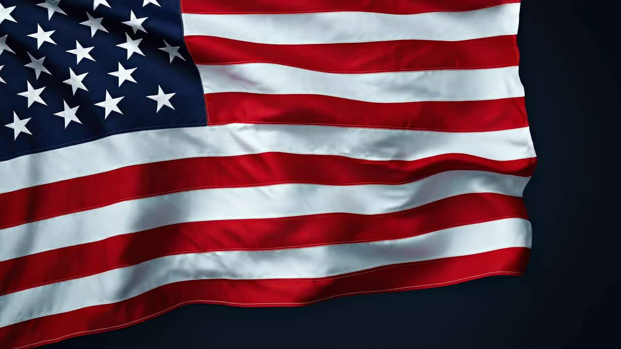 Dynamisk lavvinkelskudd av et viftende amerikansk flagg på mørk bakgrunn, ideelt for videobruk.