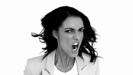 mujer de negocios con enojo sacudiendo la cabeza en blanco y negro