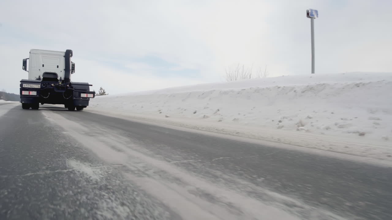 트럭과 함께 겨울 도로 여행