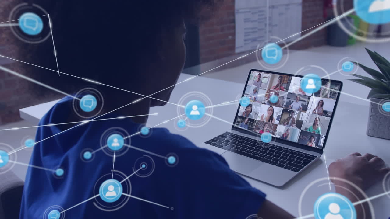 아프리카계 미국인 여성이 동료들과 노트북 비디오 통화를 하는 미디어 아이콘의 애니메이션