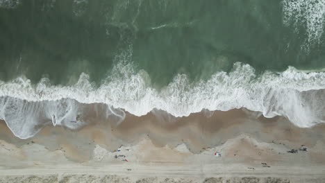 Toma-Aérea-De-Arriba-Hacia-Abajo-Sobre-Las-Olas-Rompientes-En-La-Playa-De-Wrightsville,-Carolina-Del-Norte,-Seguimiento-De-Izquierda-A-Derecha