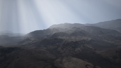 Sonnenstrahlen-Vor-Der-Kulisse-Der-Berge