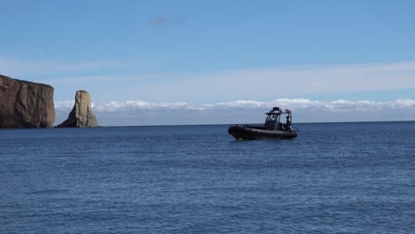 Ein-Schwarzes-Bereitschaftsboot-Allein-Auf-Dem-Meer,-Das-Sich-Unter-Der-Wirkung-Der-Wellen-Bewegt