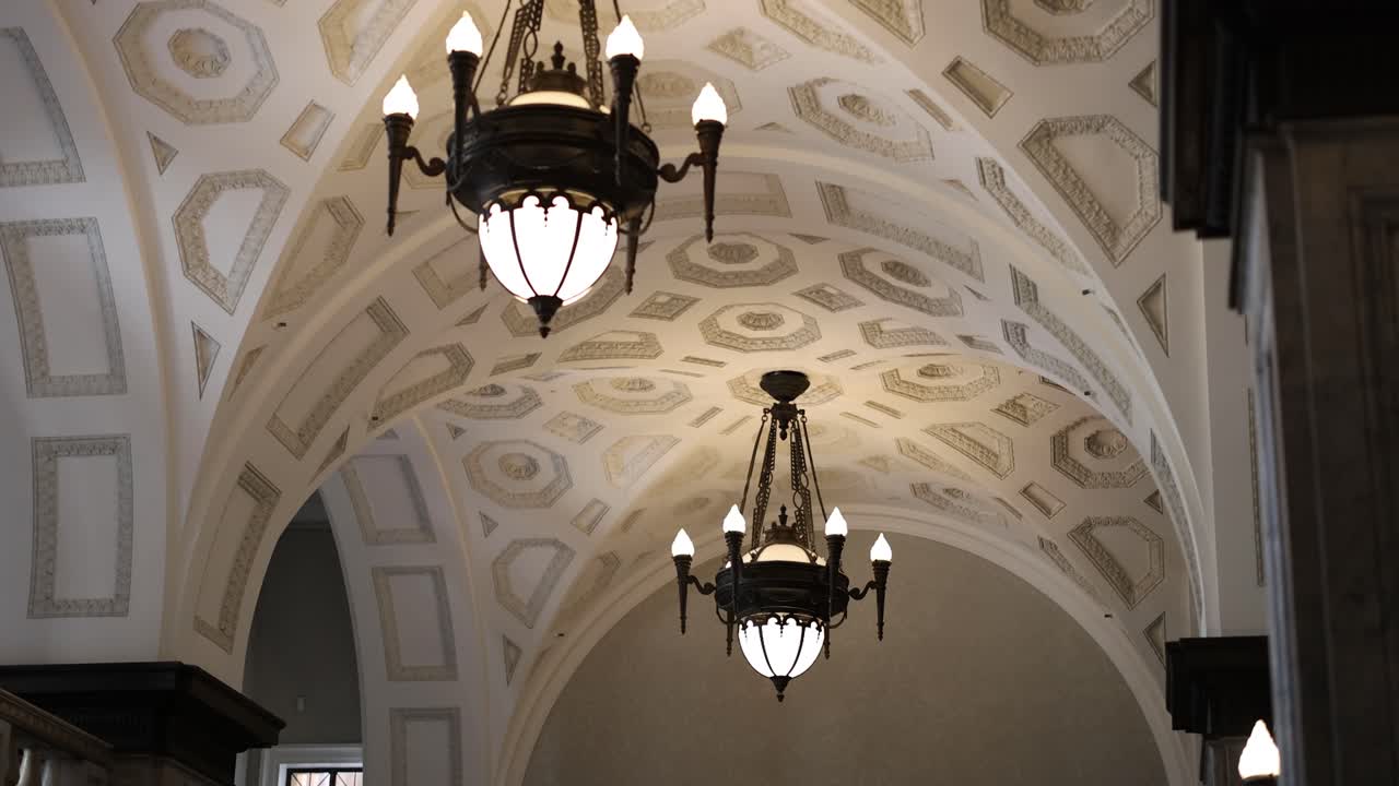 방 의 장식 된 천장 과 조명 을 가로질러 점진적 인 판