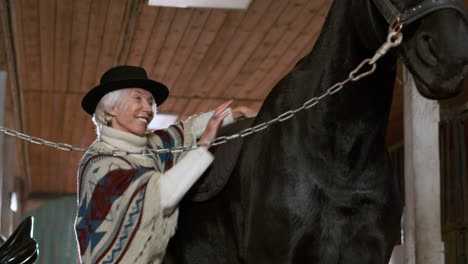 mujer con caballo en el interior