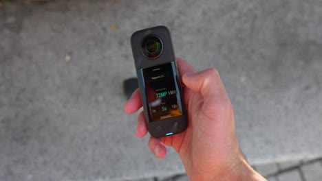 una cámara de 360 grados está siendo configurada por la mano de una persona