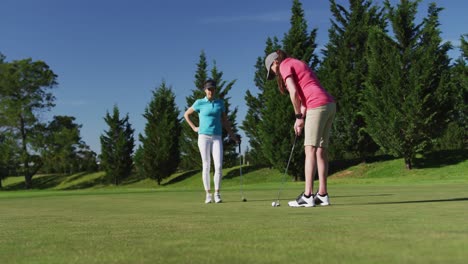 Zwei-Kaukasische-Frauen-Spielen-Golf,-Eine-Davon-Schießt-Aus-Dem-Bunker