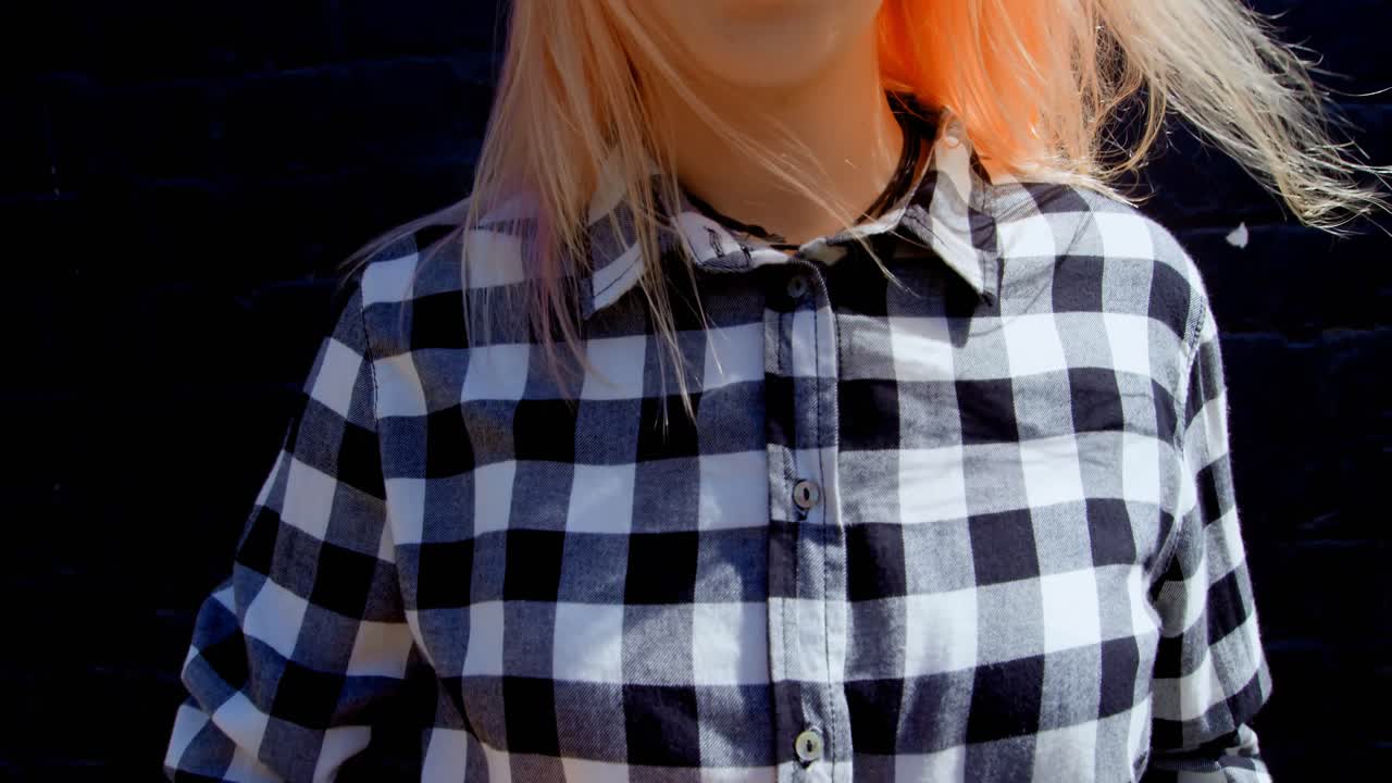 ⁇ 은 날에 허리 가방을 닫는 젊은 여성 4k