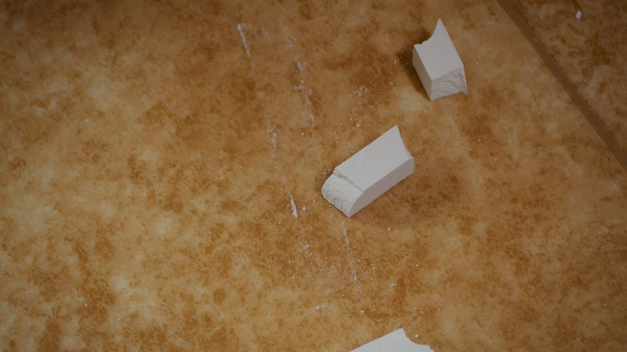 분필이 바닥에 닿으면 부서진다