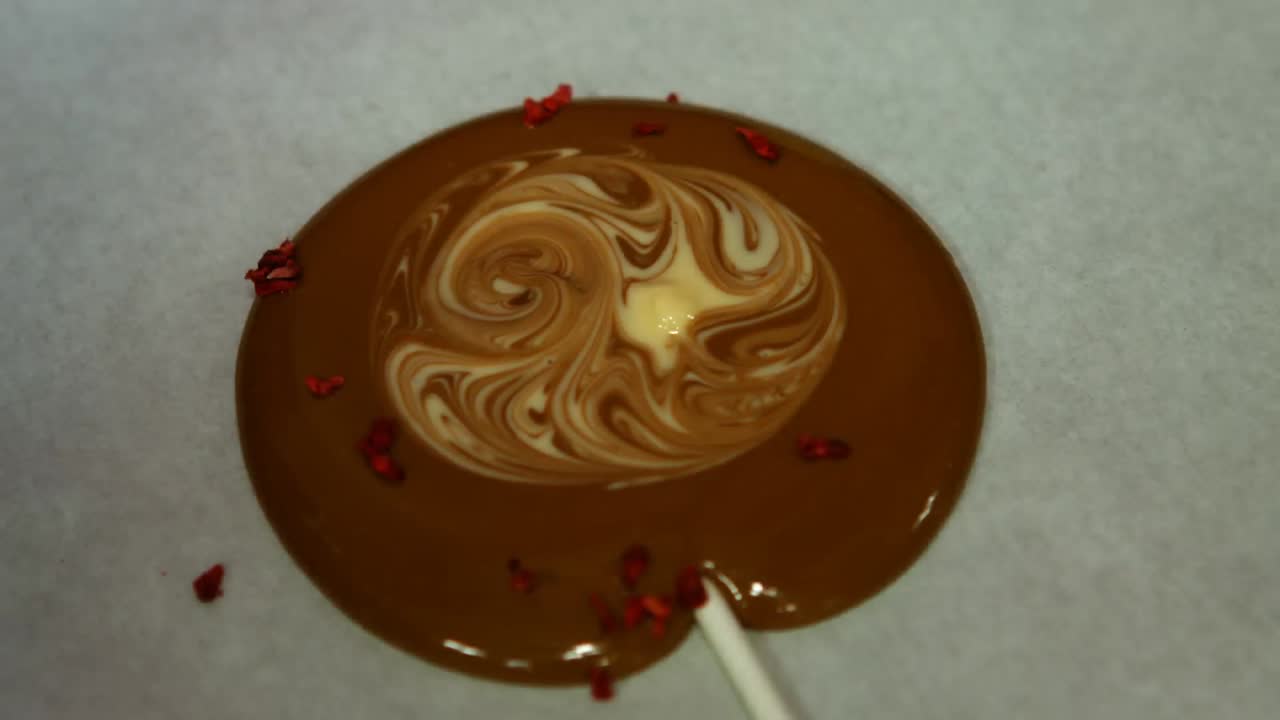 초콜릿 롤리팝을 만드는 작업