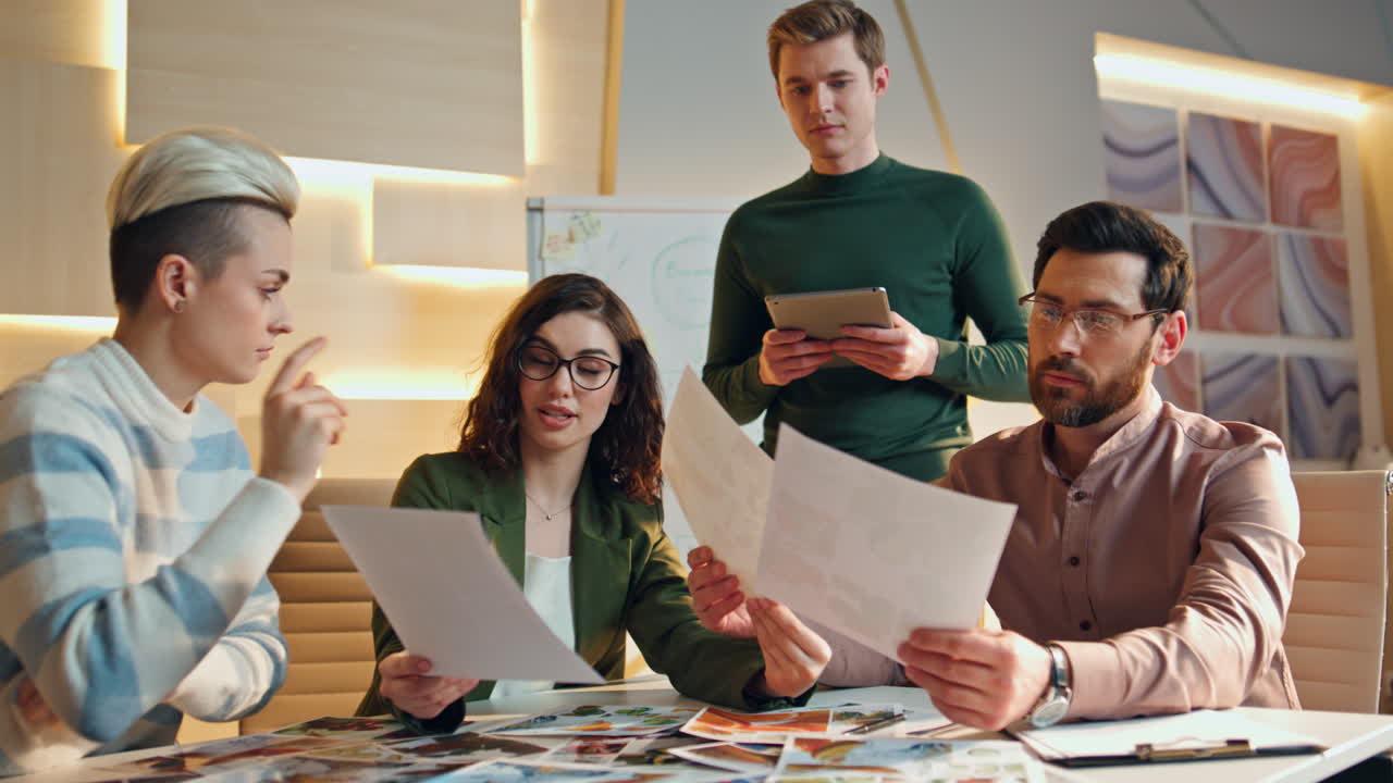 mujer presentando la estrategia de negocios a sus colegas masculinos en la sala de juntas de la oficina