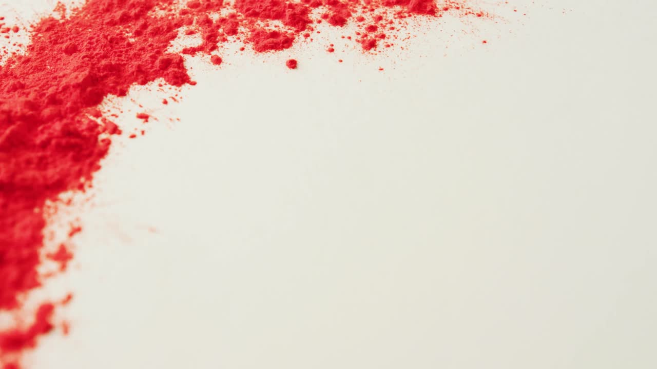 видео красных порошков с копировальным пространством на белом фоне