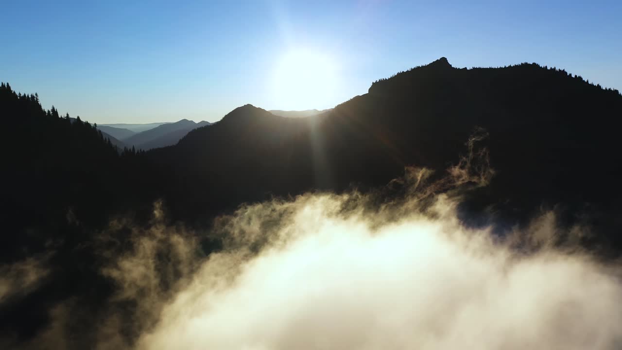 산봉우리 위의 아침 해와 계곡 위의 구름, 영화 같은 조감도