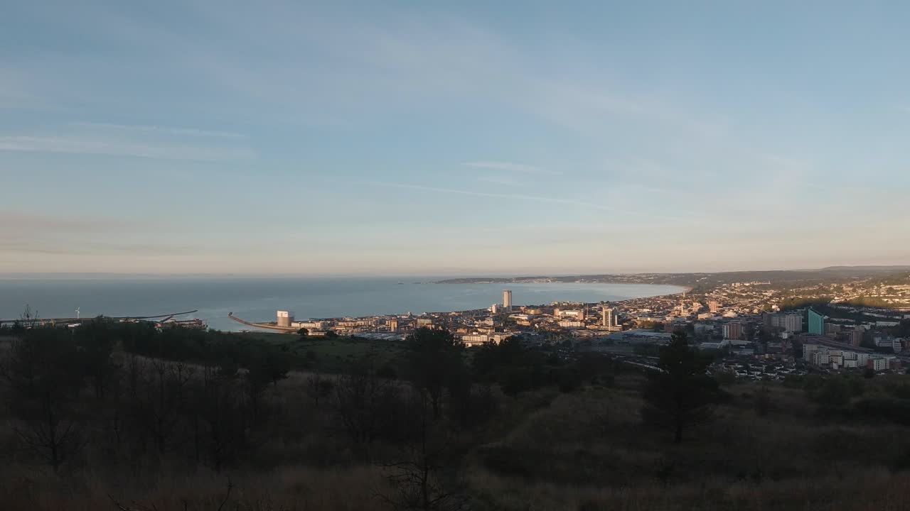 해가 뜨면 스완시 시내 풍경과 함께 모어랜드를 가로질러