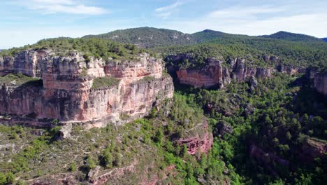 Große-Felsbrocken-Zum-Klettern-In-Siurana