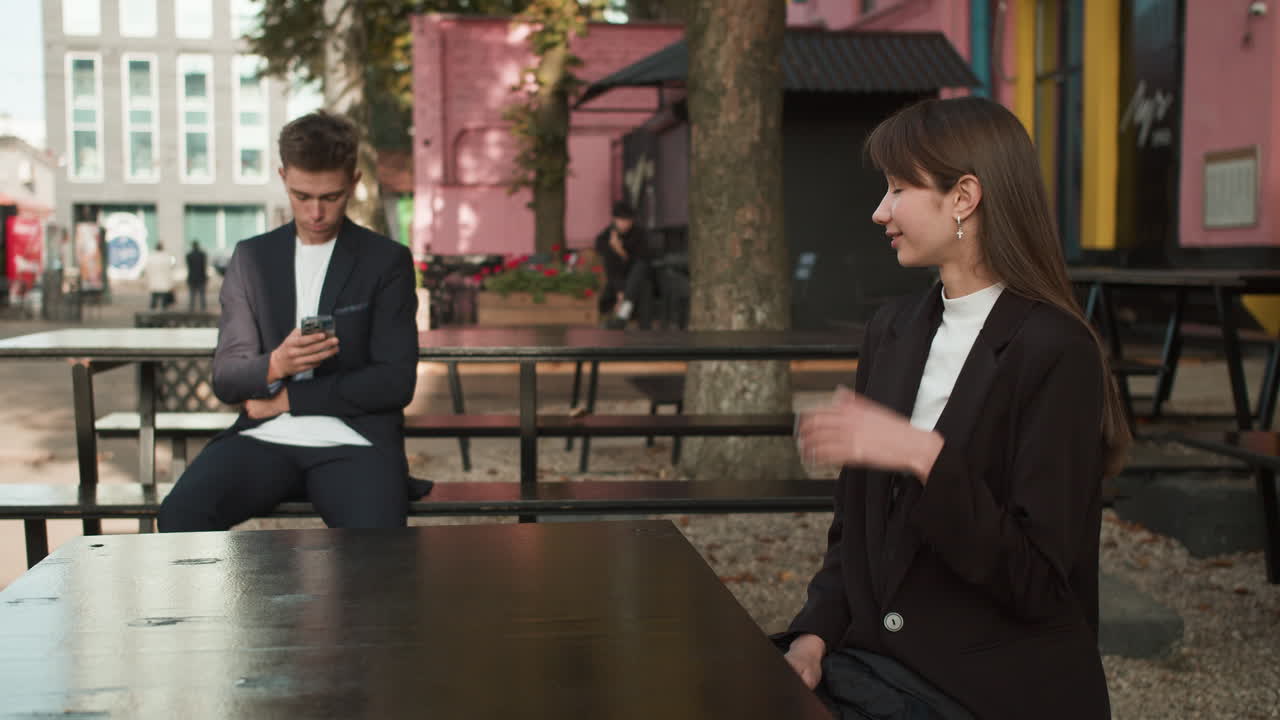 십대 소녀가 소년을 쳐다보고 있다