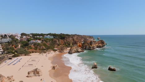 Canchas-De-Voleibol-De-Arena-Vacías-En-La-Playa,-Praia-Dos-Tres-Irmaos-Algarve,-Paralaje-De-Pan-De-Transporte-Aéreo