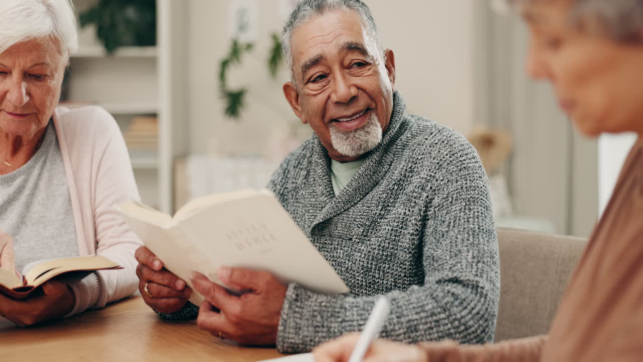 hombres mayores, mujeres y estudio de la biblia para la religión