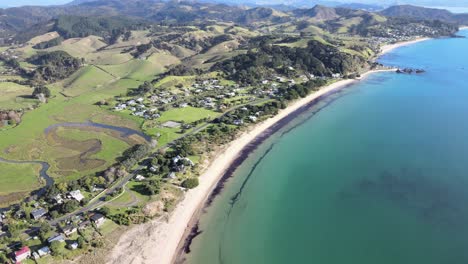 vista aérea de la playa y el río kuaotunu en waikato, nueva zelanda, cerca de matarangi en la península de coromandel
