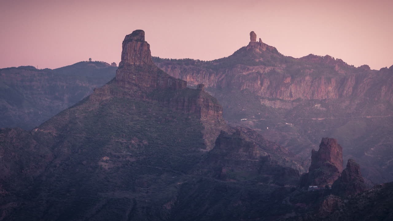 bentayga y roque nublo iluminados por la luz naranja del atardecer
